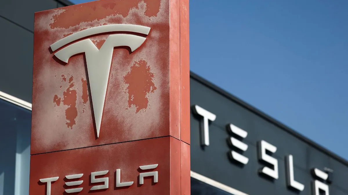 Tesla, în cădere liberă în Uniunea Europeană. Rivalul chinez BYD înregistrează o creștere spectaculoasă