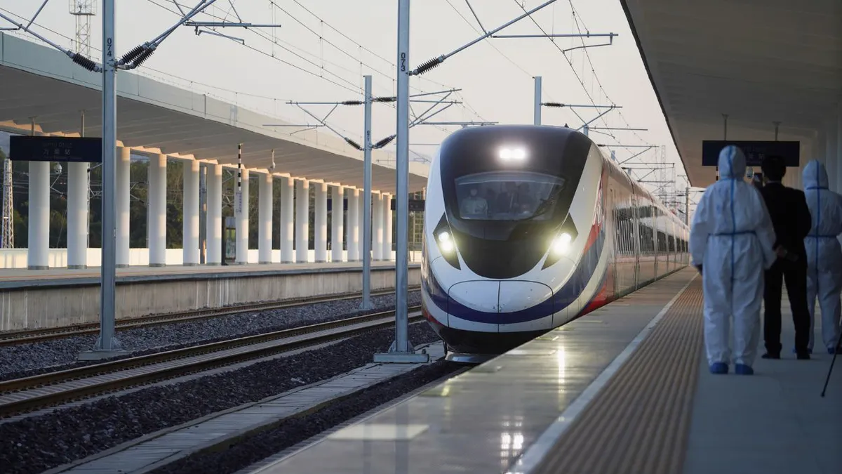 Cursă periculoasă pe șine! Un bărbat s-a agățat de un tren de mare viteză în Austria, după ce a coborât pe peron să fumeze o țigară