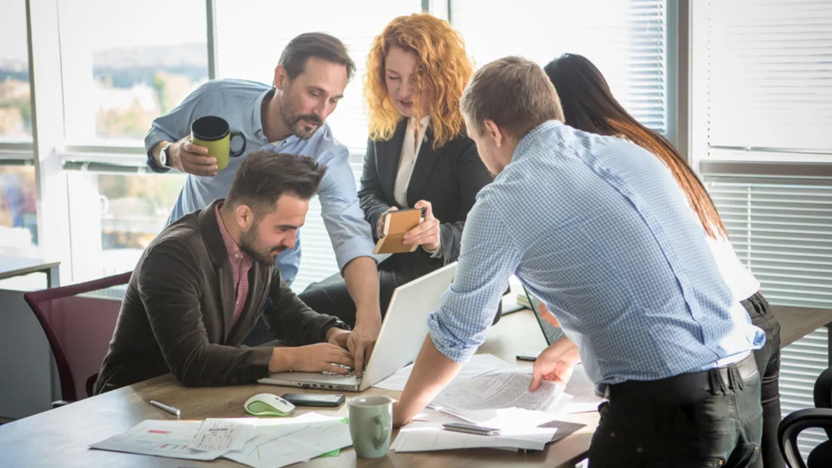 Angajații din România, la coada UE privind orele suplimentare la muncă. Doar 1,8% din angajați muncesc mai mult de 49 de ore săptămânal