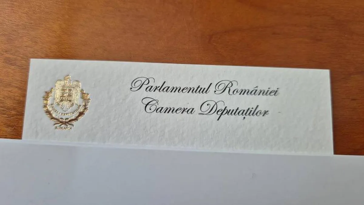 Cărți de vizită cu foiță de AUR, plătite din banii publici: Radu Mihaiu dezvăluie cât îi costă pe români opulența parlamentarilor