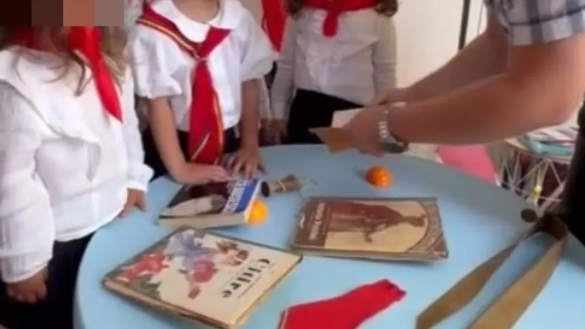 Scandal la o grădiniță din Satu Mare: Copii au primit cravate de „pionieri” și „şoimi ai patriei”, fiind prezentate materiale comuniste