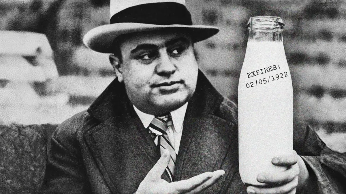 Al Capone, mafiotul care a inventat data de expirare de pe sticlele de lapte. Cum a ajuns cel mai cunoscut gangster al tuturor timpurilor să fie preocupat de siguranța alimentară