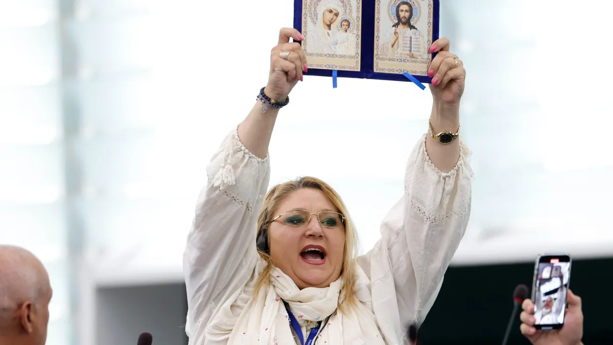 Lovitură pentru Diana Șoșoacă. Parchetul General cere Parlamentului European să-i ridice imunitatea