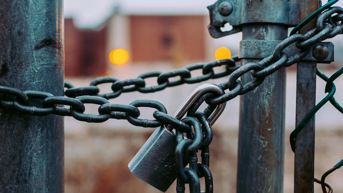 Disperarea unui antreprenor nevoit să tragă obloanele afacerii: Nu sunt pregătit financiar pentru un nou business. Așadar, unde mă pot angaja?