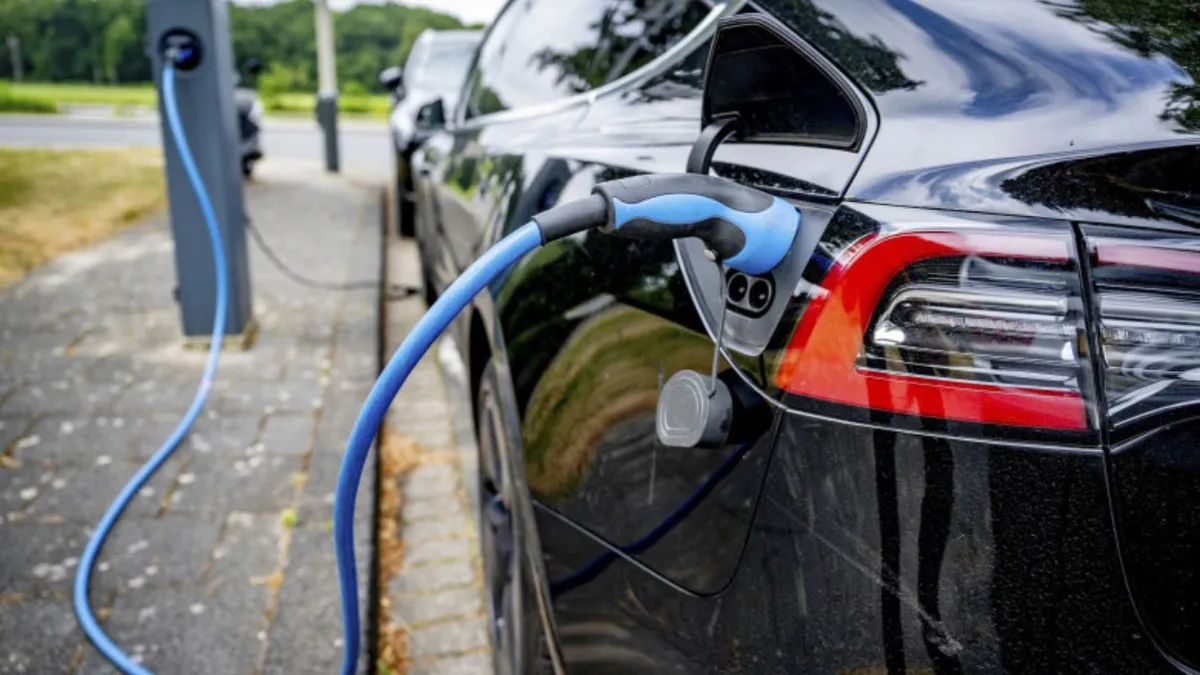 Înmatriculările de autoturisme noi explodează în august. Creștere de 52%, mașinile electrice aproape se dublează