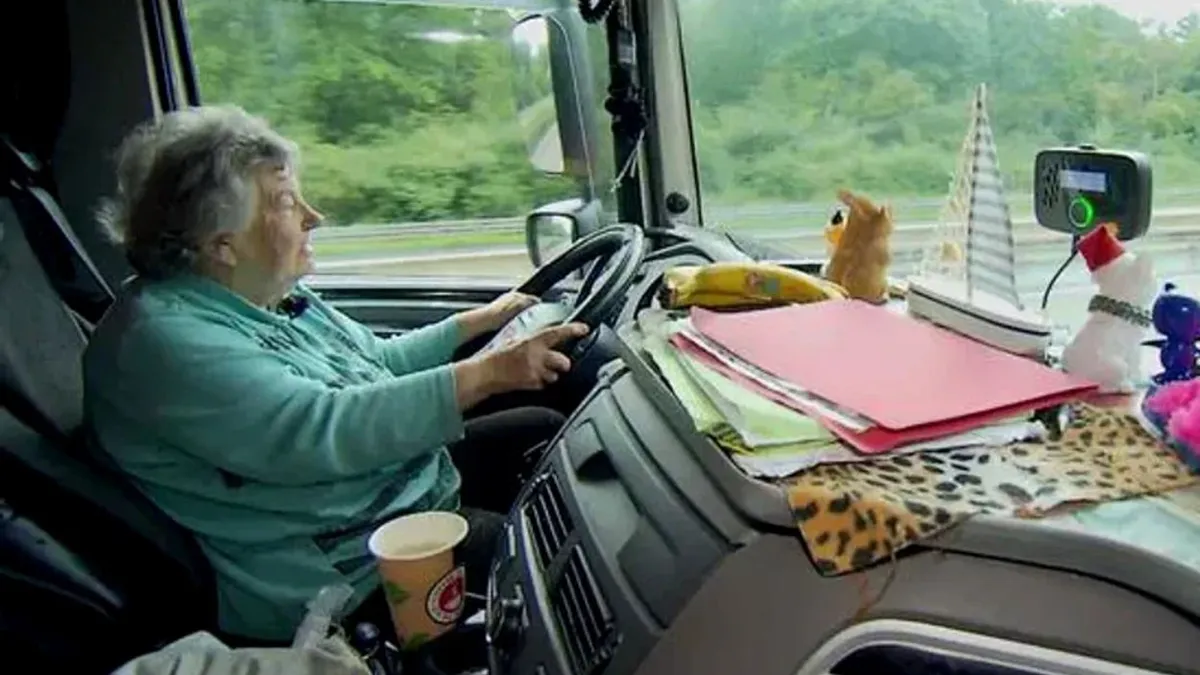 „Bunica Rosi”, șoferiță de camion la 76 de ani. A parcurs milioane de kilometri pe drumurile din Europa