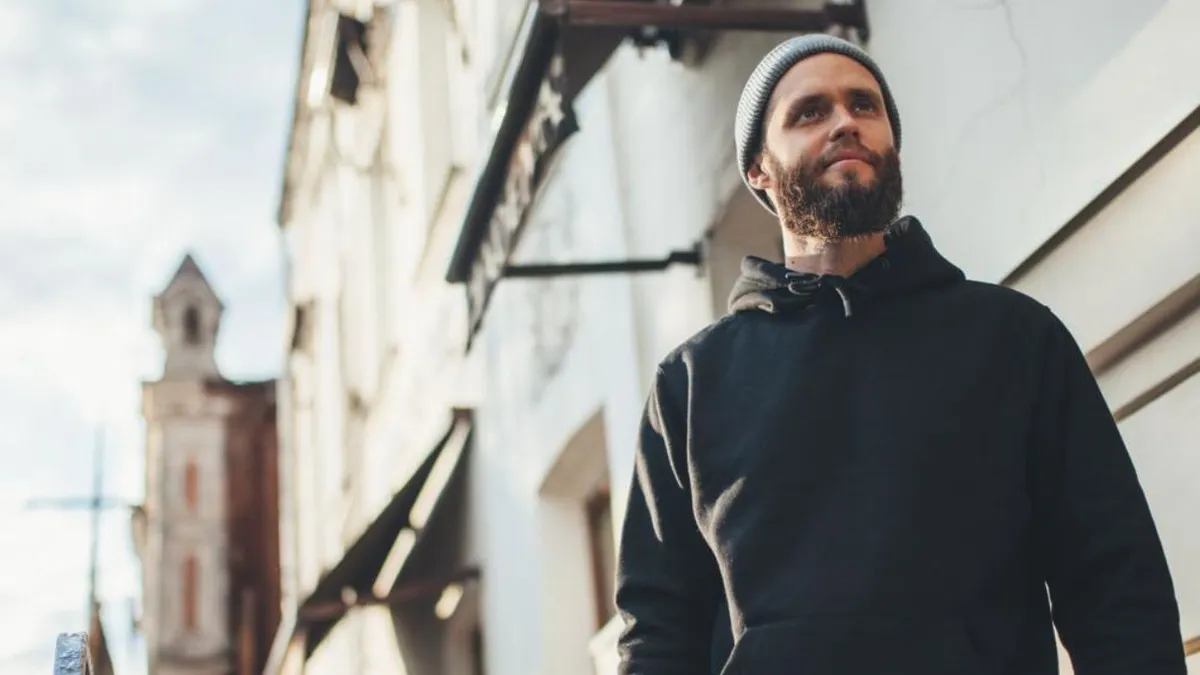 5 stiluri de hanorace care nu se demodează niciodată