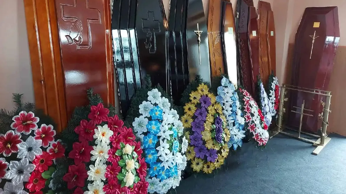 Tradiție vs. reguli: coroanele de flori, interzise la înmormântări. În Arad, interdicția vine cu sancțiuni