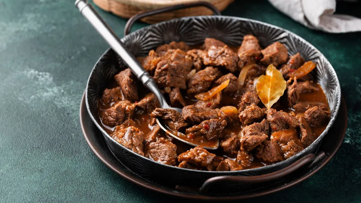 Mesele cu carne, un lux pentru milioane de europeni. Unde se clasează România în clasamentul Uniunii Europene