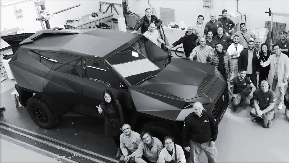 Cum arată cea mai scumpă mașină SUV din lume. Are șase tone și costă cât o vilă de lux cu piscină