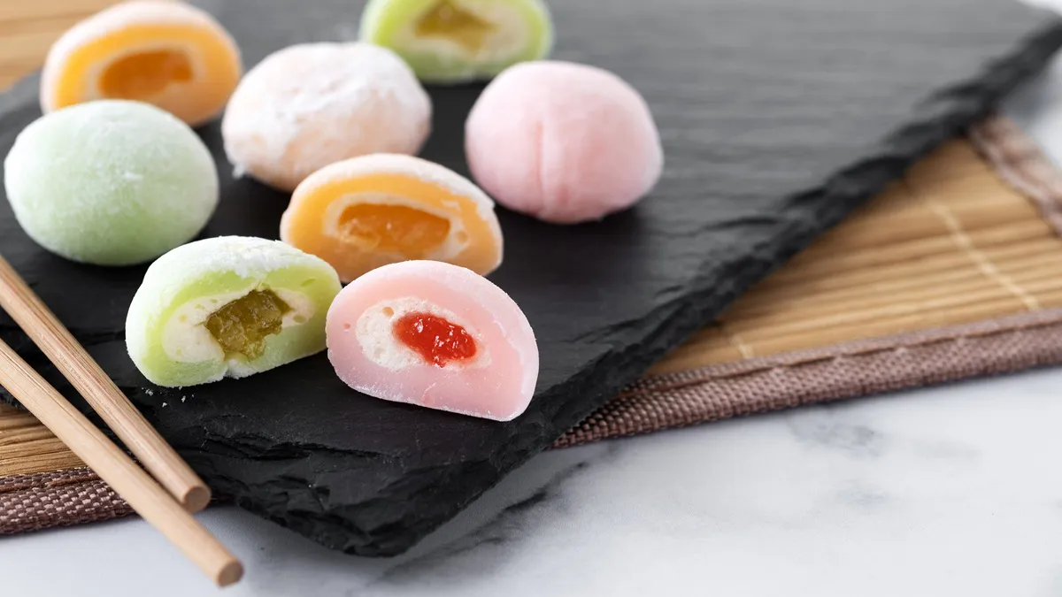 Cum să-ți faci propriul mochi acasă în doar câteva minute. Rețetă virală cu foi de orez și înghețată