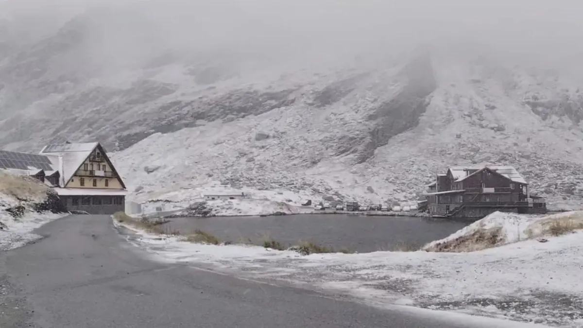 Prima ninsoare din sezon e pe Transfăgărășan. Autoritățile intervin cu utilaje și materiale antiderapante