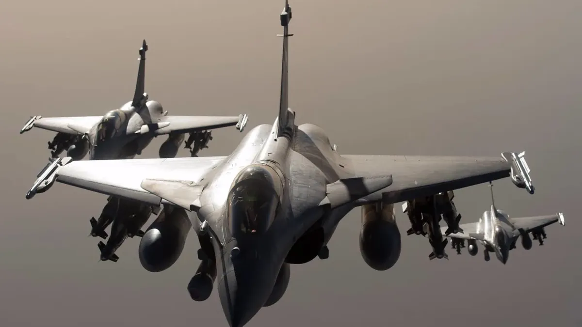 Macron anunţă că Franţa va trimite avioane de luptă în Polonia pentru a ajuta la apărarea spaţiului aerian al NATO