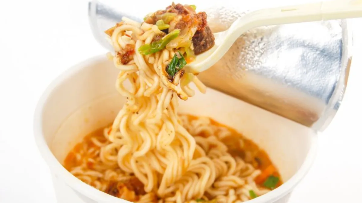 Avertimsent pentru persoanele care consumă supă la plic. Tăițeii instant pot conține o substanță periculoasă de 9 ori peste limita admisă