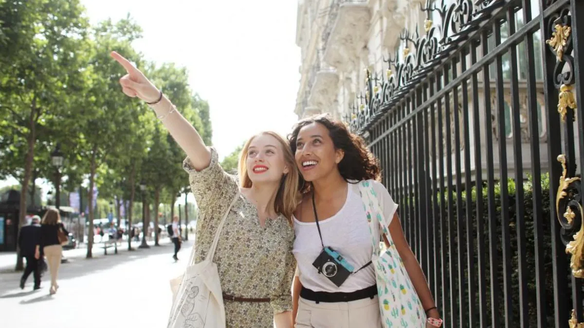 Orașul preferat de generația Z pentru călătorii în această toamnă. Tinerii preferă vizitele la târguri și muzee