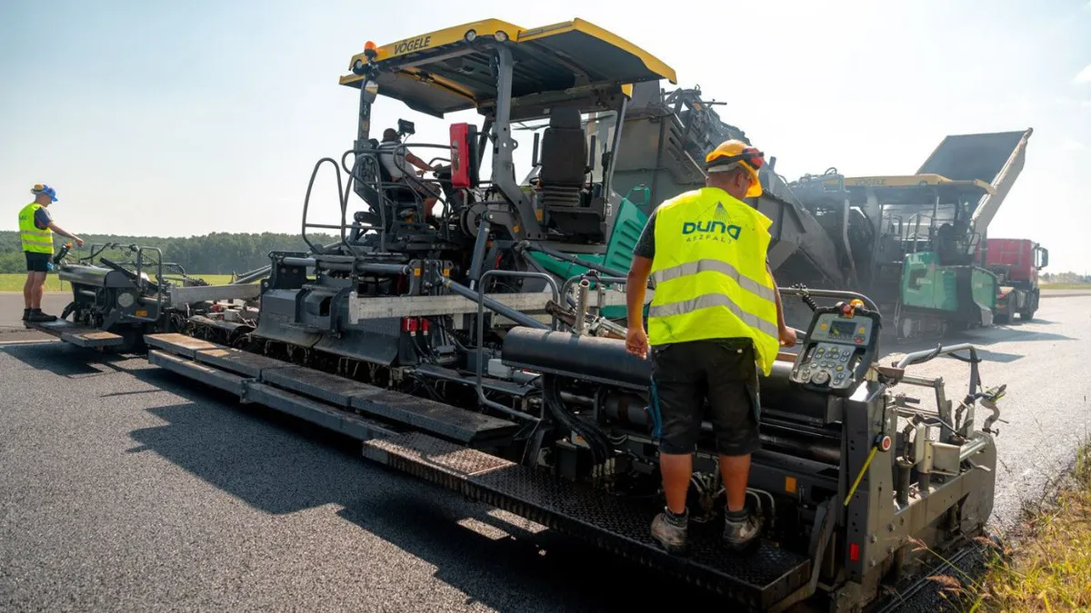 Ungurii pun stăpânire pe piața românească de construcții. Duna Aszfalt preia Euro Strada Brașov