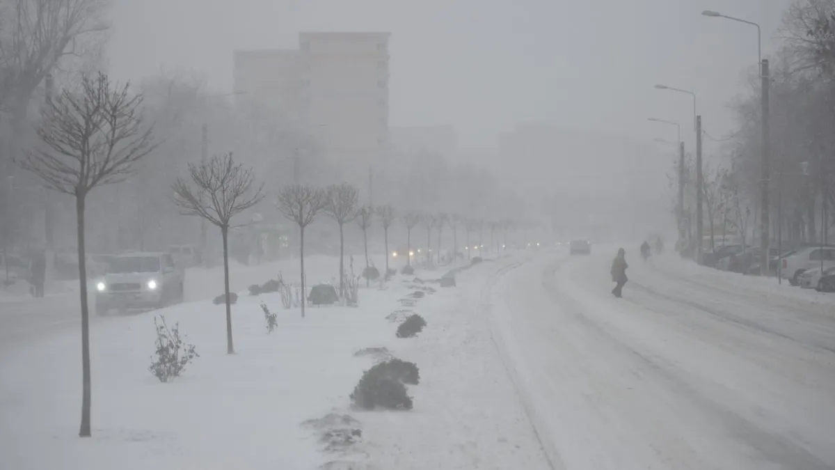 ANM: Cod roșu de ploi abundente în jumătatea de sud a țării. Fenomene extreme pentru următoarele 48 de ore