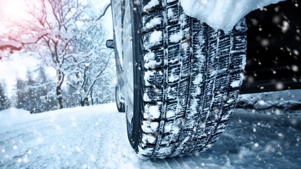 Când trebuie să schimbi anvelopele de vară cu cele de iarnă. Șoferii care nu respectă legea riscă amenzi de până la 4.000 de lei