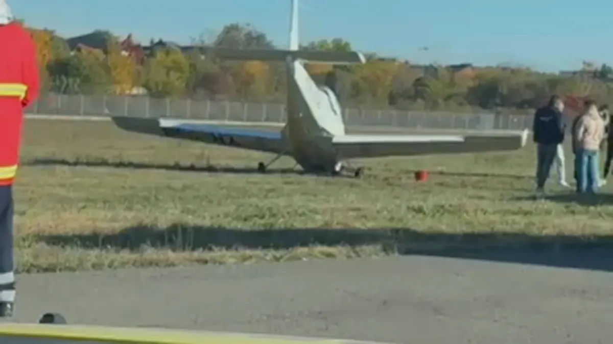 VIDEO ALERTĂ pe Aeroportul Băneasa. Un avion de mic dimensiuni a ieșit de pe pista de aterizare. Traficul aerian a fost blocat