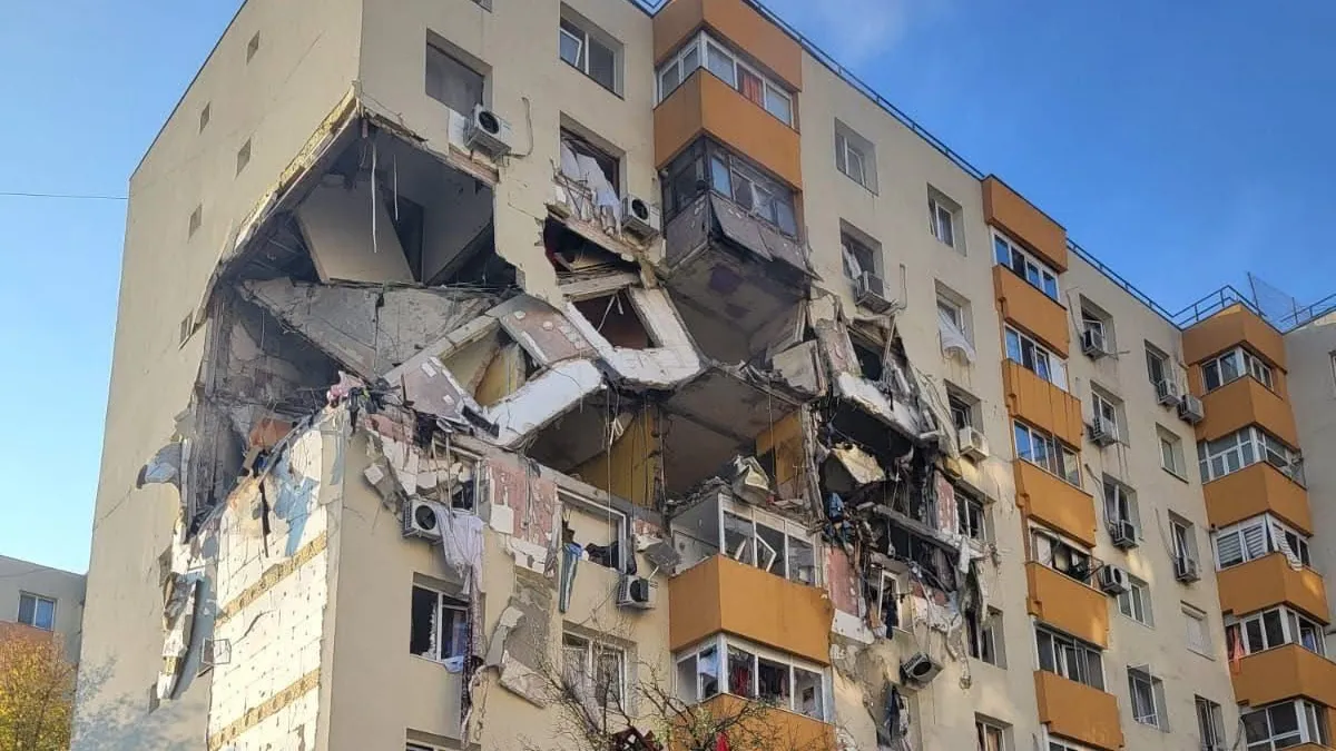 Încep lucrările la blocul distrus de explozia din Rahova. Locatarii ar putea intra în apartamente peste două luni