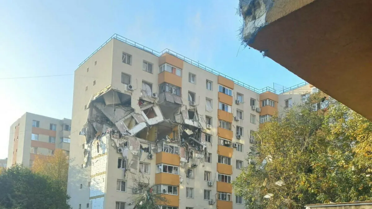 Explozie puternică într-un bloc din București, soldată cu 2 morți și mai mulți răniți. S-a activat Planul Roșu de Intervenție
