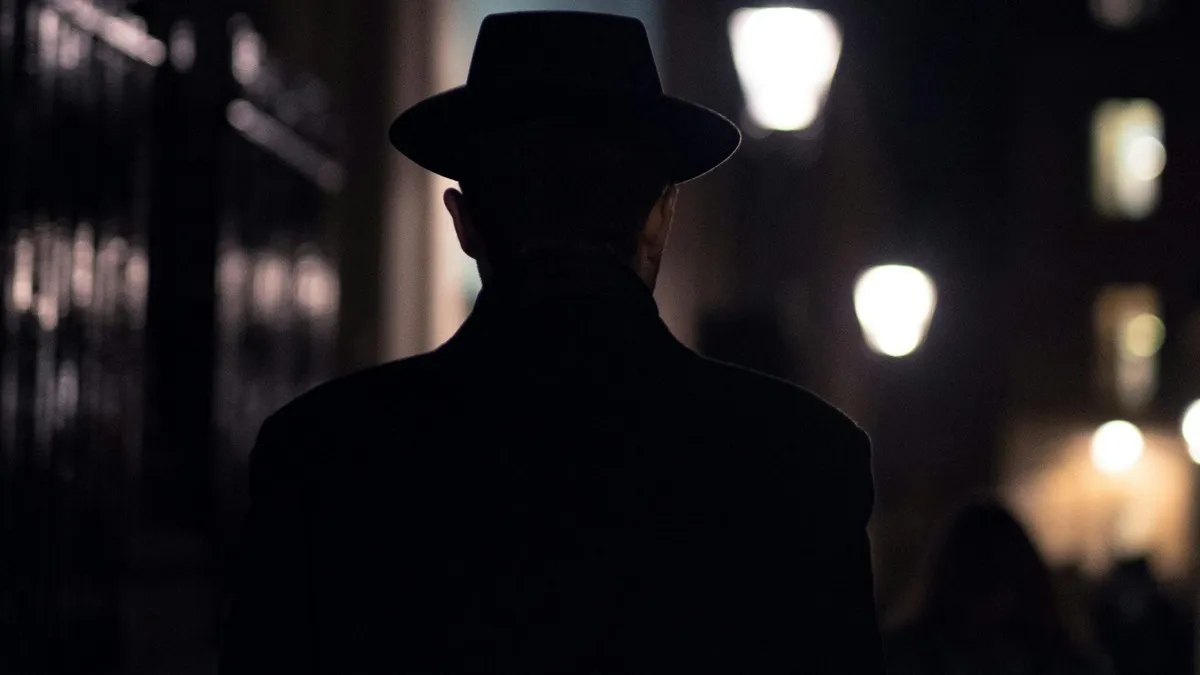 Un fals „ofițer SRI” a pus pe picioare o structură secretă de spionaj