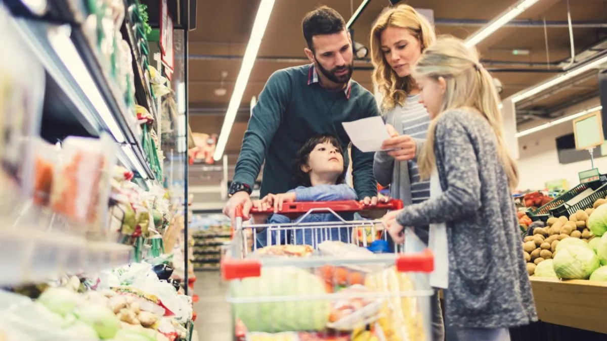 De câți bani are nevoie o familie cu doi copii pentru un trai decent în România, în 2025. Datele unui studiu