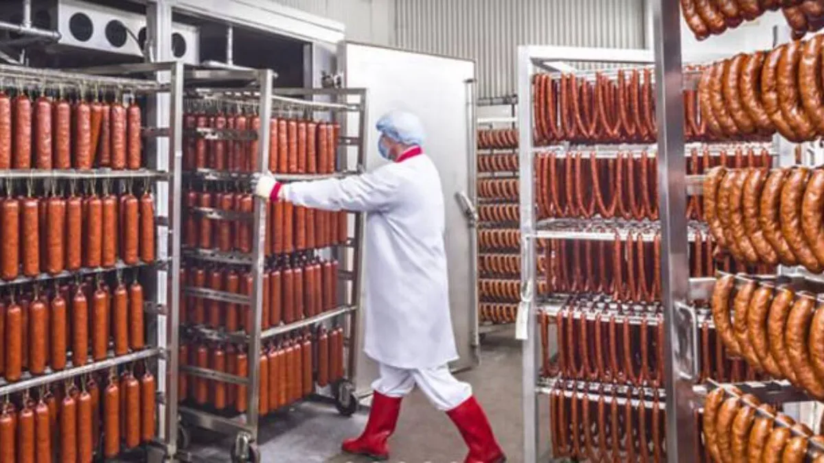 Românii consumă tot mai multe mezeluri. Medicii trag un semnal de alarmă