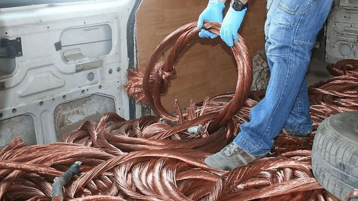 Trei români au fost condamnați în Franța pentru furturi de cupru. Judecătoarea i-a ironizat după ce au spus că „furau de foame”