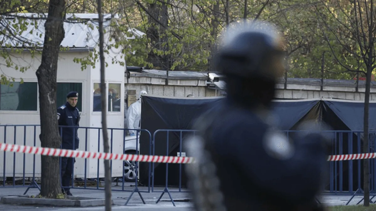 Alertă de securitate la Ambasada Rusiei. Un medic stomatolog, drogat, a încercat să lovească cu mașina poarta ambasadei