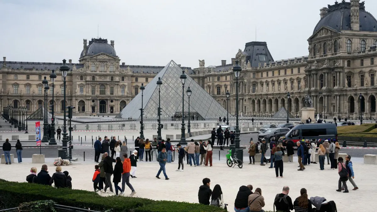 Jaful de patru minute de la Muzeul Luvru, evaluat la 88 de milioane de euro