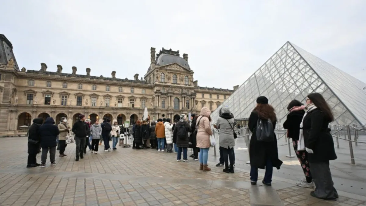 Al treilea suspect în ancheta jafului de la Muzeul Luvru a fost reținut