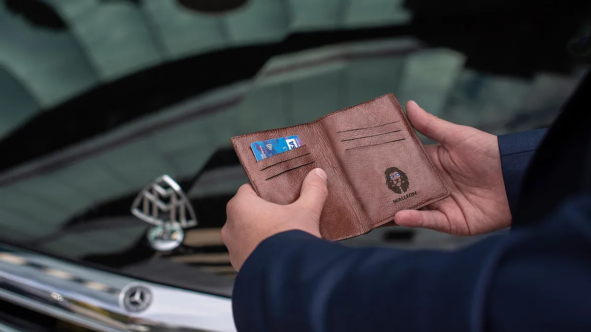 Patronii din România cer înghețarea salariului minim pe economie: ”O nouă creștere ar conduce la disponibilizări de personal”