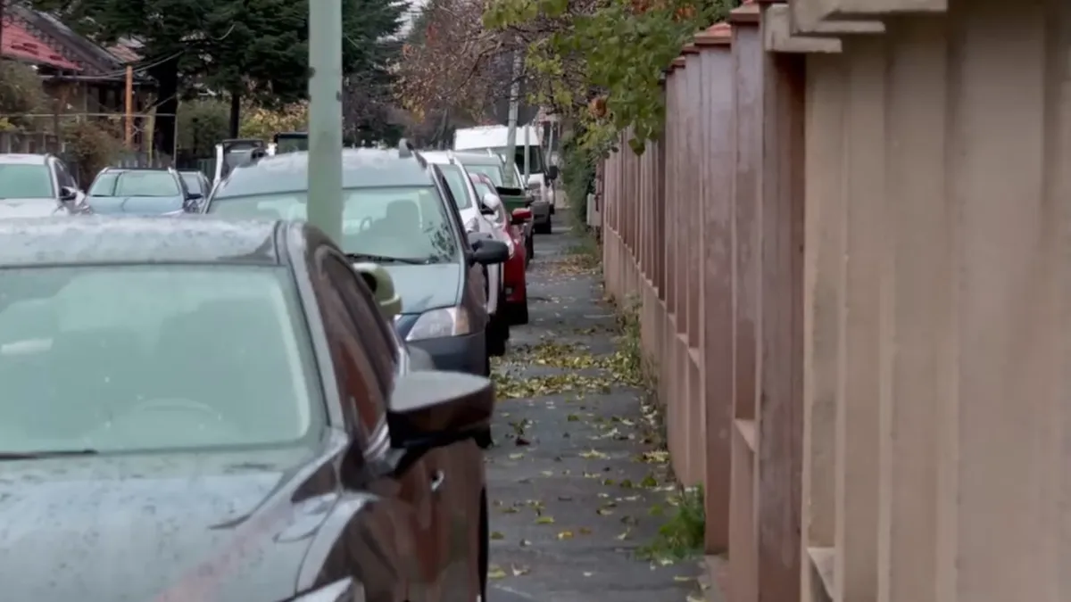 Cum poți scăpa de plata poliței RCA pentru o mașină abandonată pe trotuar, în 2025. Proprietarii riscă amenzi usturătoare