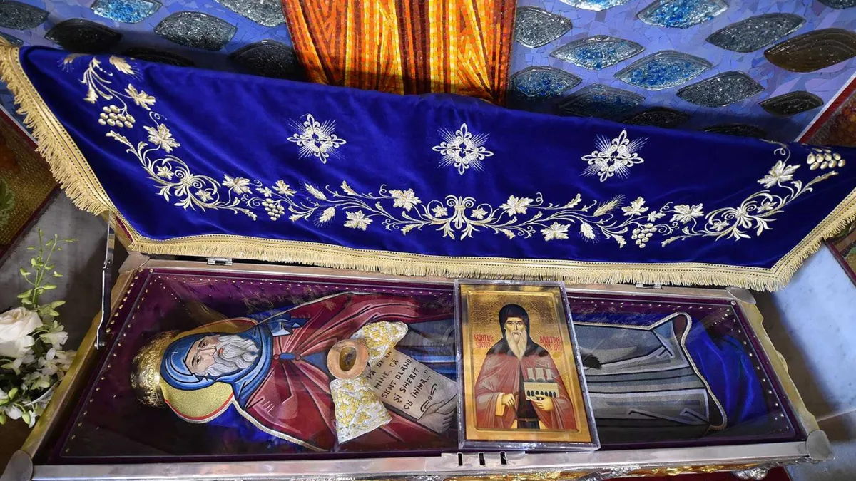 Moaștele Sfântului Dimitrie cel Nou, aduse la Catedrala Națională. Coada credincioșilor care așteaptă acolo e mai mare de un kilometru