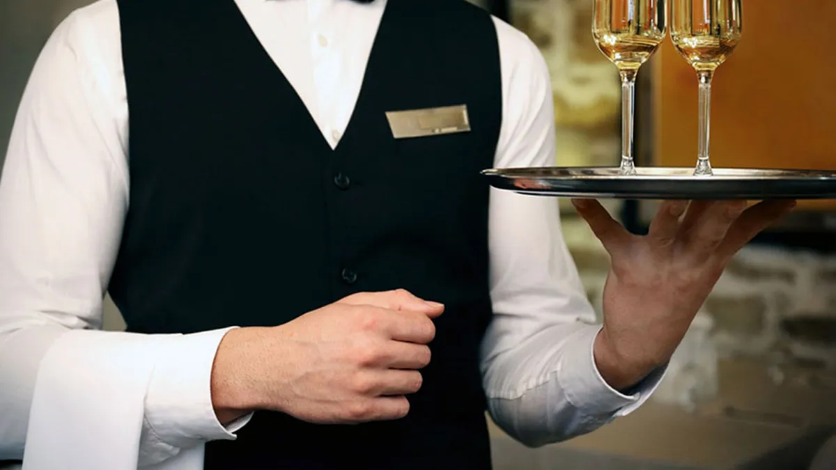 Un medic mărturisește că a câștigat mai mulți bani ca ospătar în Germania: Am luat și 3.200 de euro net pe lună