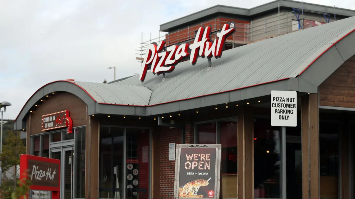 Angajaţii Pizza Hut din 86 de locaţii din Marea Britanie au fost anunţaţi în mijlocul zilei că nu mai au loc de muncă. Restaurantele se închid după ce compania a intrat în insolvenţă