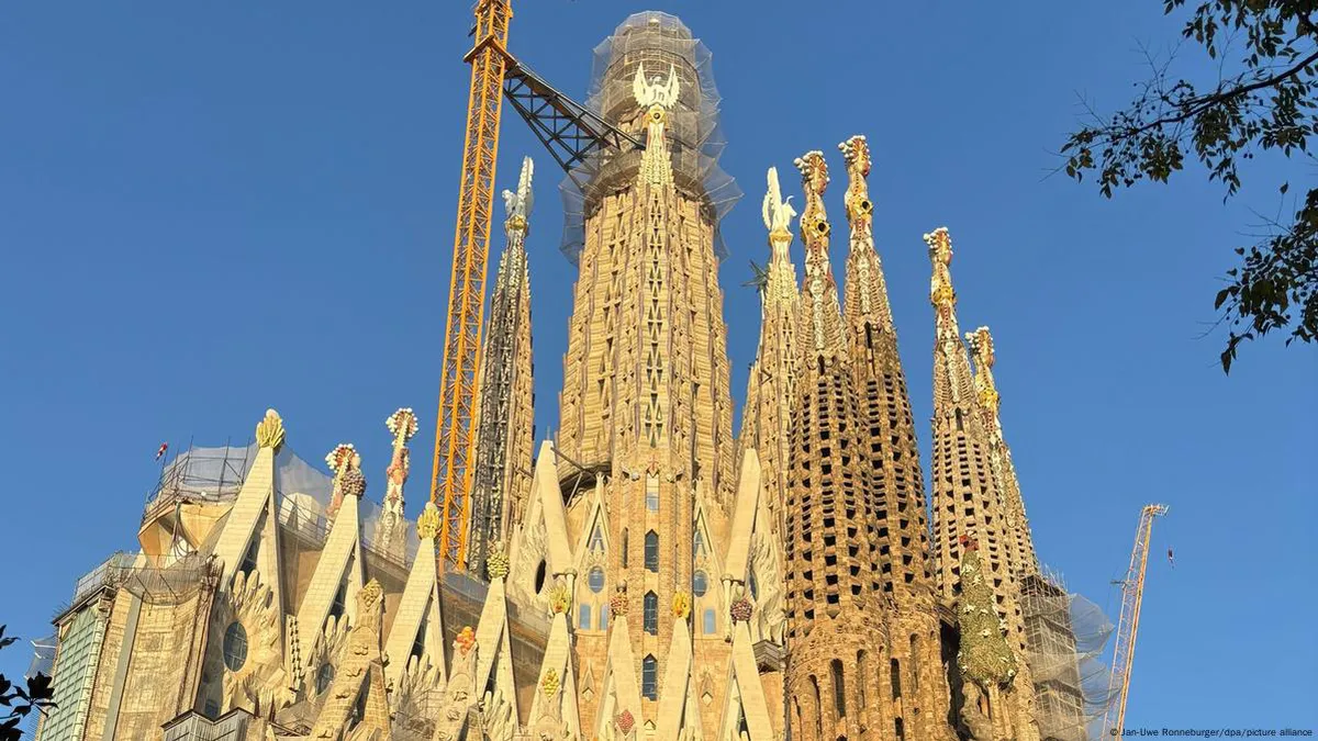 VIDEO Nou record stabilit de Sagrada Familia. Capodopera lu Gaudi devine cea mai înaltă biserică din lume
