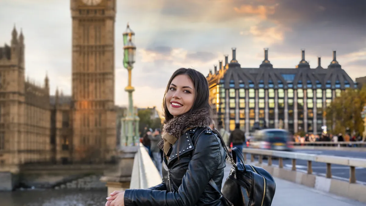 Aproape 40.000 de tineri români merg anual să studieze în străinătate