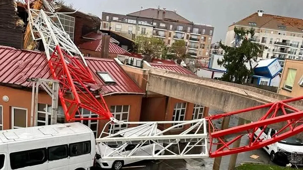 Tornadă în Paris. Un mort și patru răniți după ce trei macarale s-au răsturnat