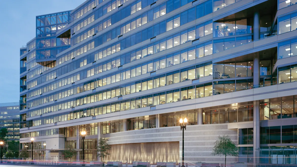 FMI avertizează: România riscă retrogradarea ratingului suveran din cauza deficitelor fiscale și a consolidării bugetare