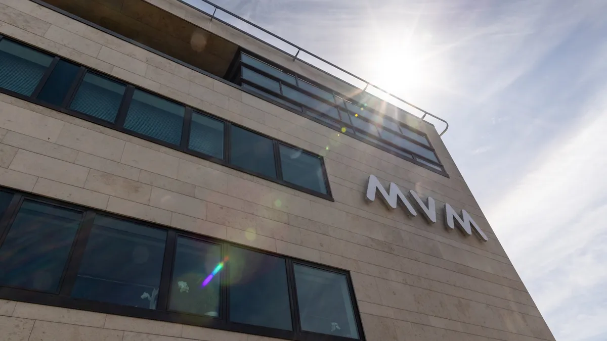 Surse: CSAT a blocat tranzacția prin care grupul ungar de stat MVM voia să cumpere E.On România