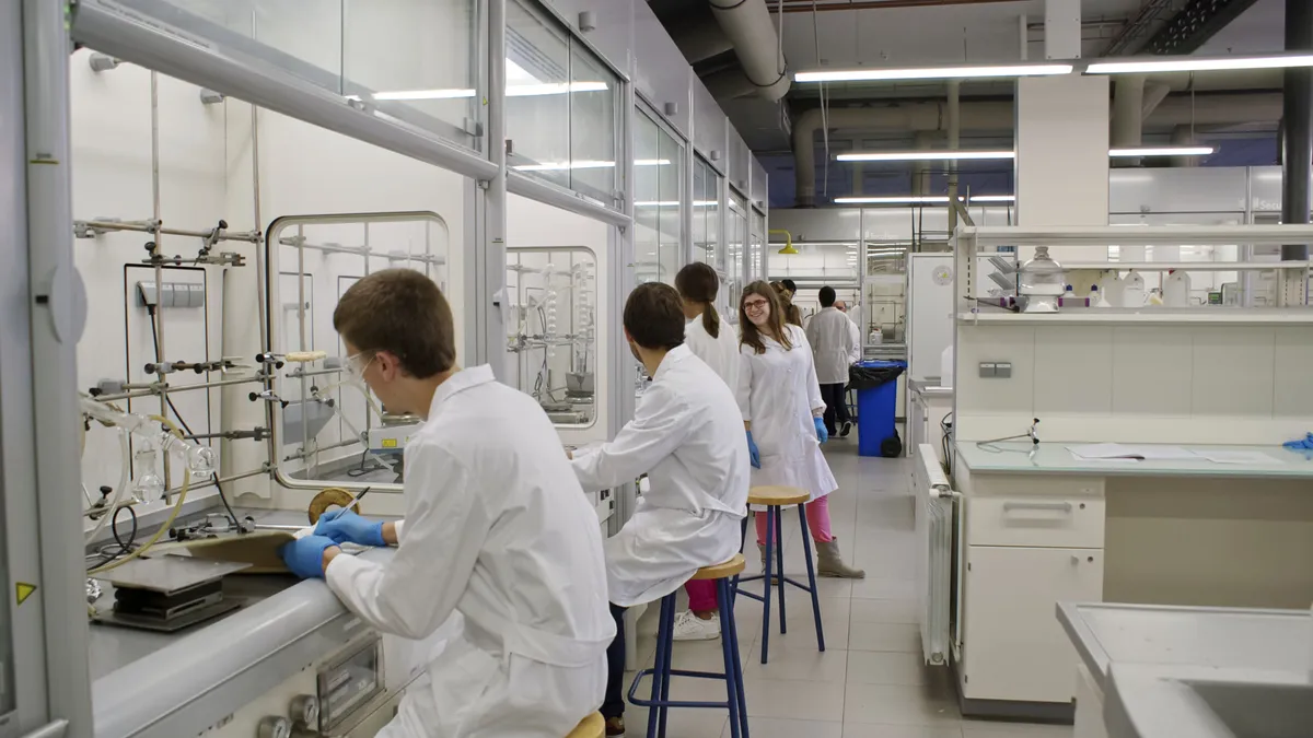 Domeniul de activitate unde șomajul este aproape zero și salariile ajung la 70.000 de euro pe an. Motivul pentru care studenții din Spania ocolesc această facultate