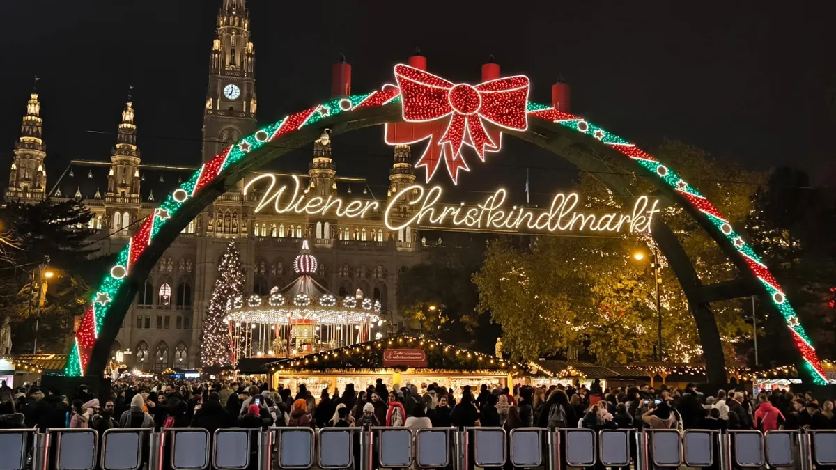 Cât costă o cană cu vin fiert și un langoș la Târgul de Crăciun din Viena
