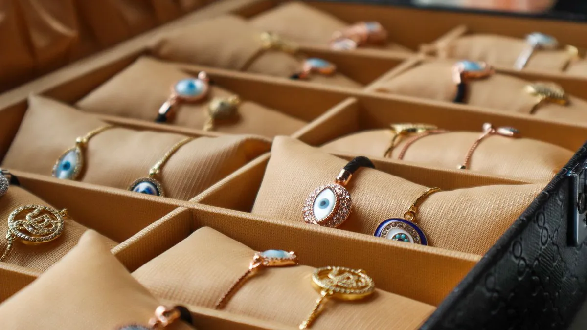 Femeia care fura bijuteriile bucureștencelor cu „ritualuri religioase”, prinsă în Vâlcea