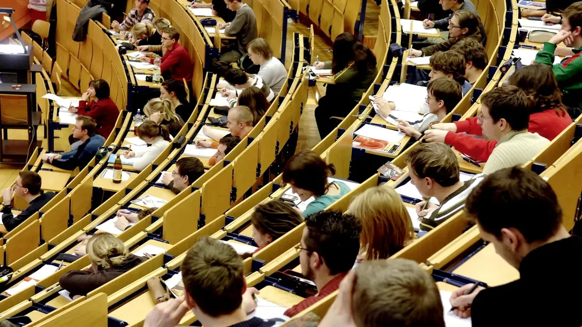 Bursele studenților vor fi majorate din fonduri europene. Ce se întâmplă cu prima de carieră didactică din 2026