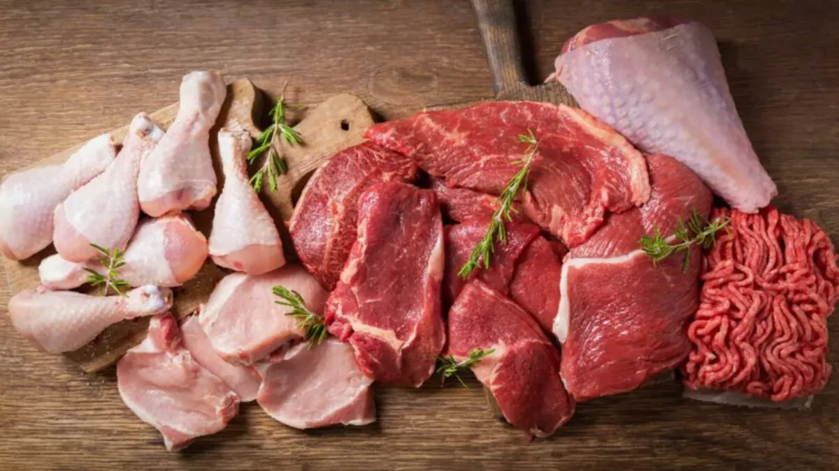 Românii consumă cel mai mult carne de porc din import și pui. Președintele AFR trage un semnal de alarmă: România are o producţie ridicată de carne de oaie, peste 4.500 tone