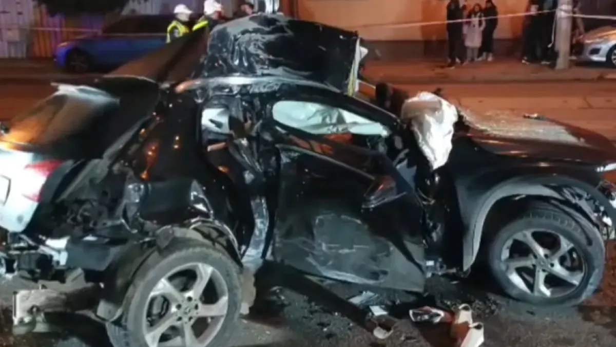 Accident mortal în Bucureşti. O tânără de 20 de ani a murit după ce maşina în care se afla a intrat într-un stâlp. Şoferiţa, de 21 de ani, este rănită grav