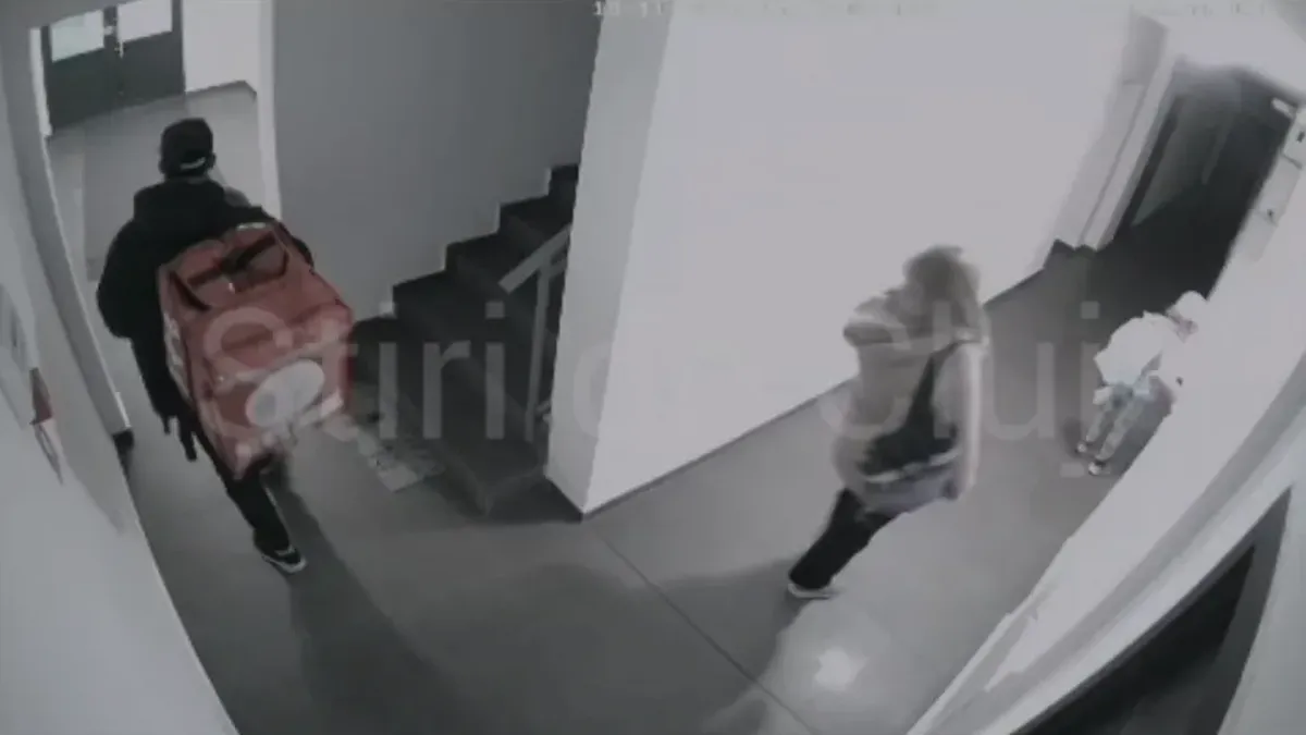 Scene halucinante în Cluj! Livrator surprins de camere când fura coletul lăsat de alt curier în scara unui bloc