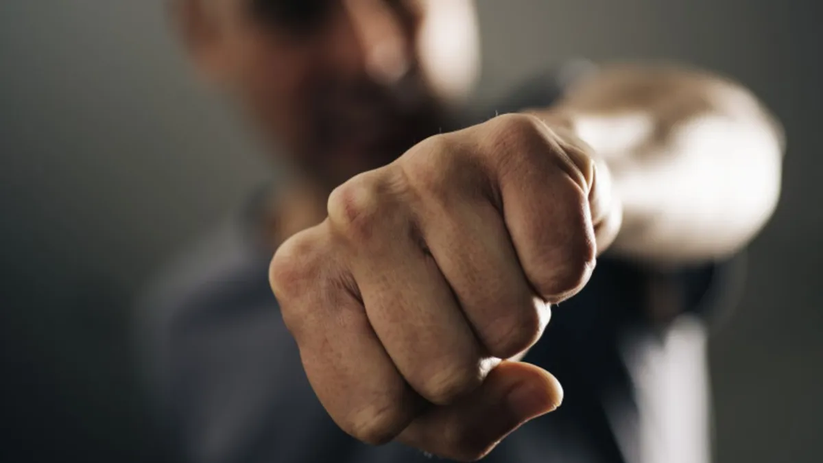 Un muncitor român din Belgia s-a ales cu trei coaste rupte și un plămân perforat pentru că nu făcea curat. Cei doi indivizi care l-au bătut sunt tot români